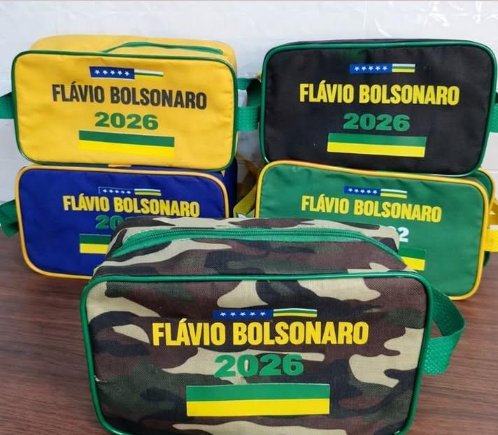 Se você busca praticidade aliada ao estilo, a Necessaire de Poliéster com Alça Lateral é a escolha perfeita. Confeccionada com material resistente, esta necessaire combina funcionalidade e elegância para acompanhar você em todas as ocasiões.
Design Funcional e Moderno
Com uma altura de 20 cm e uma largura espaçosa de 29,5 cm, esta necessaire oferece espaço amplo para guardar seus itens essenciais com facilidade. Seu bolso interno adiciona praticidade adicional, permitindo uma organização eficiente.
Detalhes que Encantam
Equipada com dois zíperes com cordão interligado, garantindo um fechamento seguro e prático, esta necessaire é projetada para facilitar o acesso rápido aos seus pertences. A alça lateral proporciona conforto ao transportar, ideal para viagens e uso diário.
Personalização que Marca a Diferença
Personalize esta necessaire conforme sua preferência. Seja para presentear clientes ou promover sua marca, a área de gravação de 16 cm x 25 cm oferece espaço ideal para destacar seu logotipo ou mensagem especial.
Para Quem Busca Qualidade e Estilo
Ideal para empresas que valorizam qualidade e funcionalidade, esta necessaire atende às necessidades de indivíduos que buscam brindes personalizados de alto padrão. Seja para eventos corporativos, brindes promocionais ou presentes personalizados, ela é a escolha ideal.
