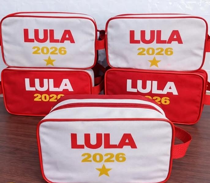 Se você busca praticidade aliada ao estilo, a Necessaire de Poliéster com Alça Lateral é a escolha perfeita. Confeccionada com material resistente, esta necessaire combina funcionalidade e elegância para acompanhar você em todas as ocasiões.
Design Funcional e Moderno
Com uma altura de 20 cm e uma largura espaçosa de 29,5 cm, esta necessaire oferece espaço amplo para guardar seus itens essenciais com facilidade. Seu bolso interno adiciona praticidade adicional, permitindo uma organização eficiente.
Detalhes que Encantam
Equipada com dois zíperes com cordão interligado, garantindo um fechamento seguro e prático, esta necessaire é projetada para facilitar o acesso rápido aos seus pertences. A alça lateral proporciona conforto ao transportar, ideal para viagens e uso diário.
Personalização que Marca a Diferença
Personalize esta necessaire conforme sua preferência. Seja para presentear clientes ou promover sua marca, a área de gravação de 16 cm x 25 cm oferece espaço ideal para destacar seu logotipo ou mensagem especial.
Para Quem Busca Qualidade e Estilo
Ideal para empresas que valorizam qualidade e funcionalidade, esta necessaire atende às necessidades de indivíduos que buscam brindes personalizados de alto padrão. Seja para eventos corporativos, brindes promocionais ou presentes personalizados, ela é a escolha ideal.