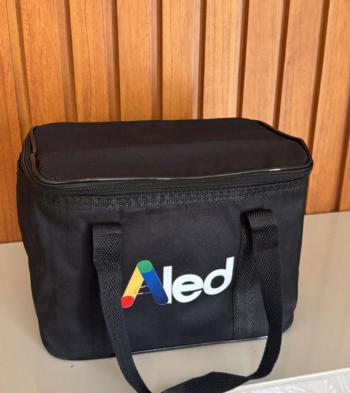 COMPOSIÇÃO
INTERNA - MANTA TÉRMICA REVESTIDO COM PVC LAMINADO
SOLDADO (NÃO VASA)
EXTERNO - NYLON PLASTIFICADO
COM 2 ALÇAS DE MÃO E ZIPER
CAPACIDADE - 5 LITROS
TAMANHO - 19 LARG X 18 ALT X 15 PROF