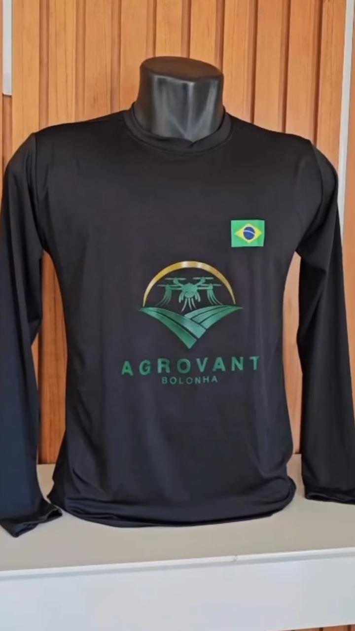 Camiseta unissex PERSONALIZADA 100% poliéster Camiseta Manga Longa CORES E TAMANHOS EM ESTOQUE Após a compra, favor nos enviar a sua logo via chat e todas as informações que deseja na sublimação. O anuncio incluí uma arte no peito de até 12 cm e uma nas costas no tamanho de uma folha Sulfite (A4). Informamos que os envios das artes são estreitamente feitos pelo cliente, nós não nos responsabilizamos pela criação das artes. As artes deverão estar com boa qualidade para mantermos o nosso alto padrão de estampagem.