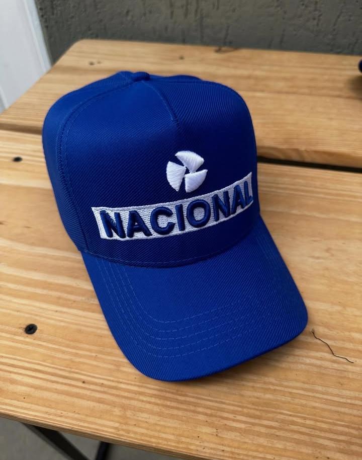Boné Bordado Personalizado Boné de alta qualidade com bordado personalizado, perfeito para expressar seu estilo ou presentear alguém especial. Produzido com material resistente, confortável e com ótimo acabamento no bordado. Bordado feito com alta qualidade Boné estruturado e confortável Ideal para uso diário, presentes, eventos, Empresas PERSONALIZAÇÃO: Você pode escolher a palavra ou nome que quiser bordar no boné (ex: nome, frase curta, apelido, Logo de Empresa etc.).
