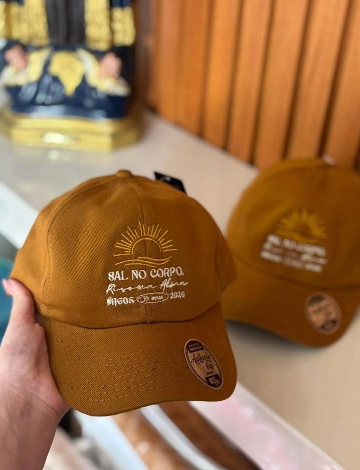Boné Bordado Personalizado Boné de alta qualidade com bordado personalizado, perfeito para expressar seu estilo ou presentear alguém especial. Produzido com material resistente, confortável e com ótimo acabamento no bordado. Bordado feito com alta qualidade Boné estruturado e confortável Ideal para uso diário, presentes, eventos, Empresas PERSONALIZAÇÃO: Você pode escolher a palavra ou nome que quiser bordar no boné (ex: nome, frase curta, apelido, Logo de Empresa etc.).